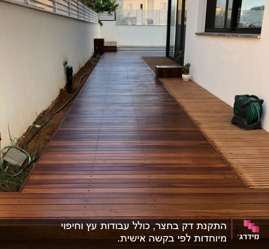 דק עץ חום עם צינור השקיה מגולגל